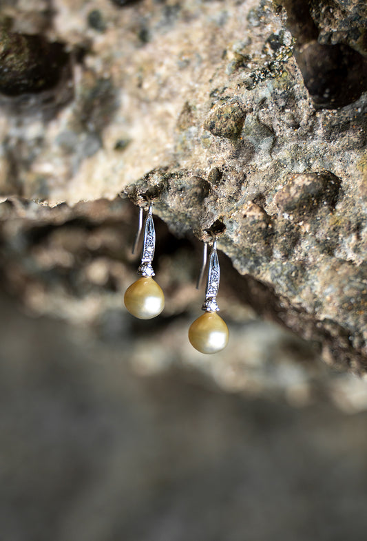Silver earrings with yellow pearls